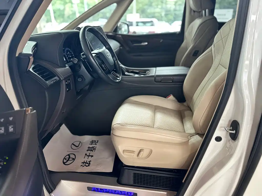 Toyota Alphard — фото 8