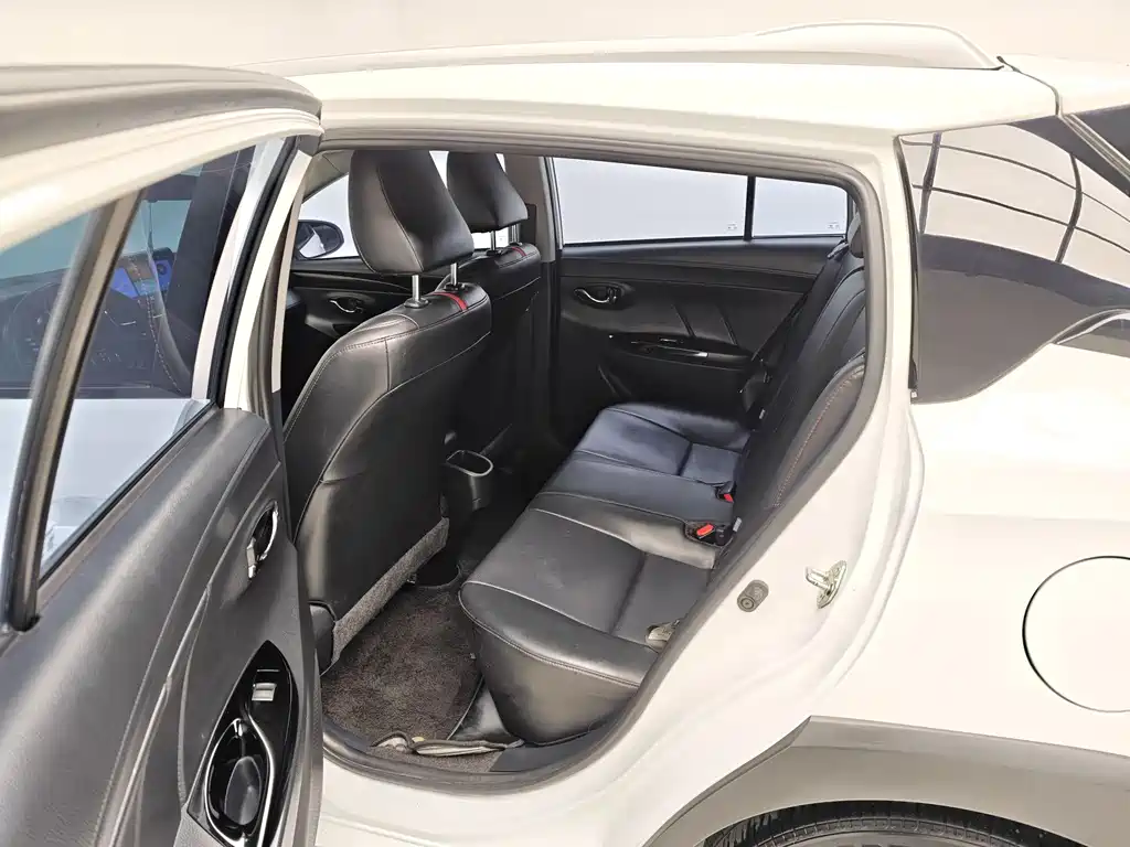 Toyota Yaris L — фото 17