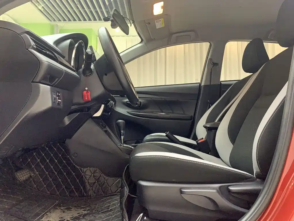 Toyota Yaris L — фото 4