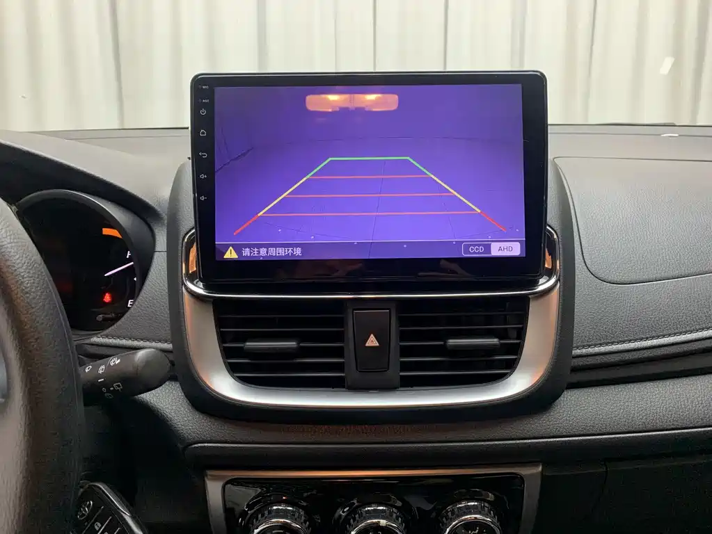 Toyota Yaris L — фото 10