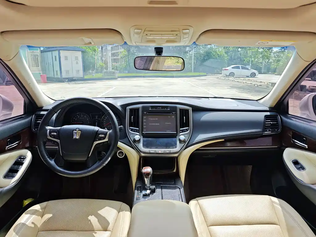 Toyota Crown — фото 11