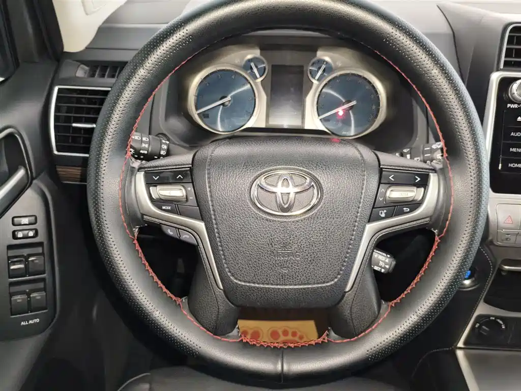 Toyota Prado — фото 10
