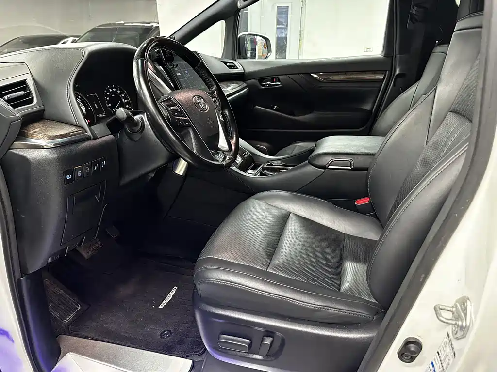 Toyota Alphard — фото 11