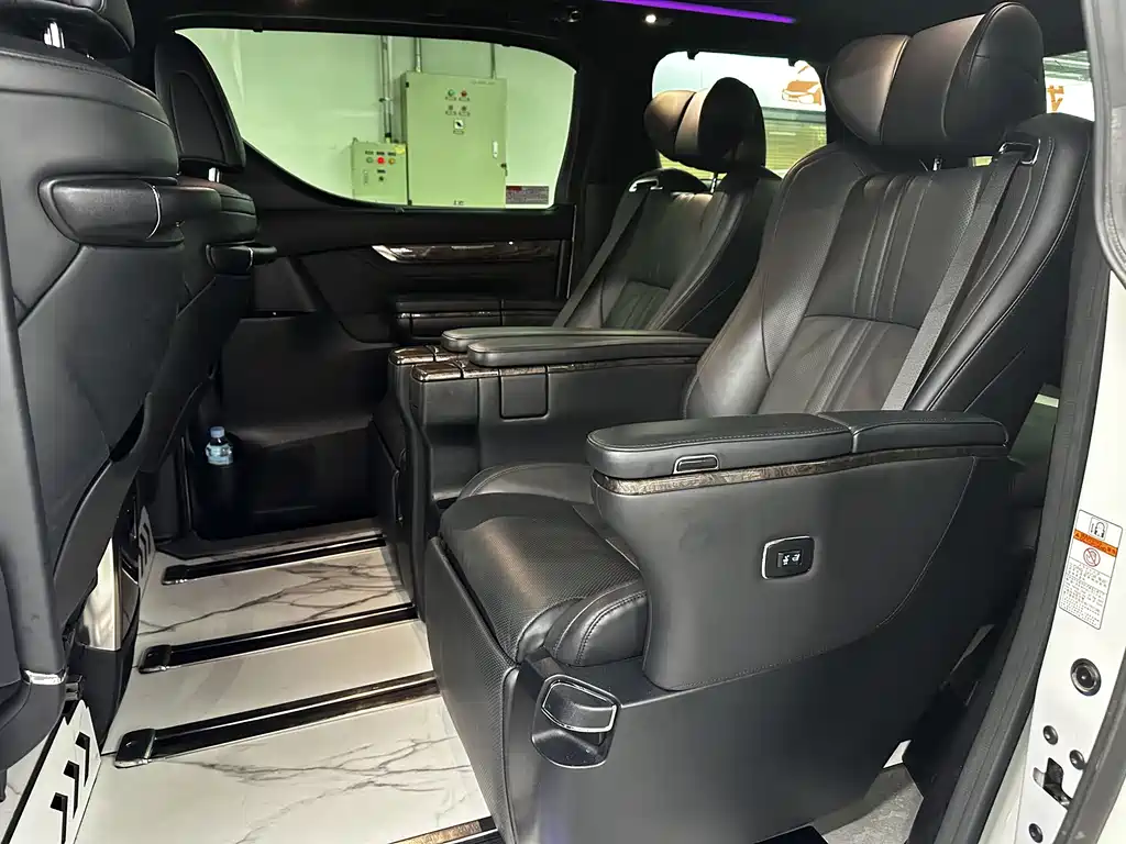 Toyota Alphard — фото 13