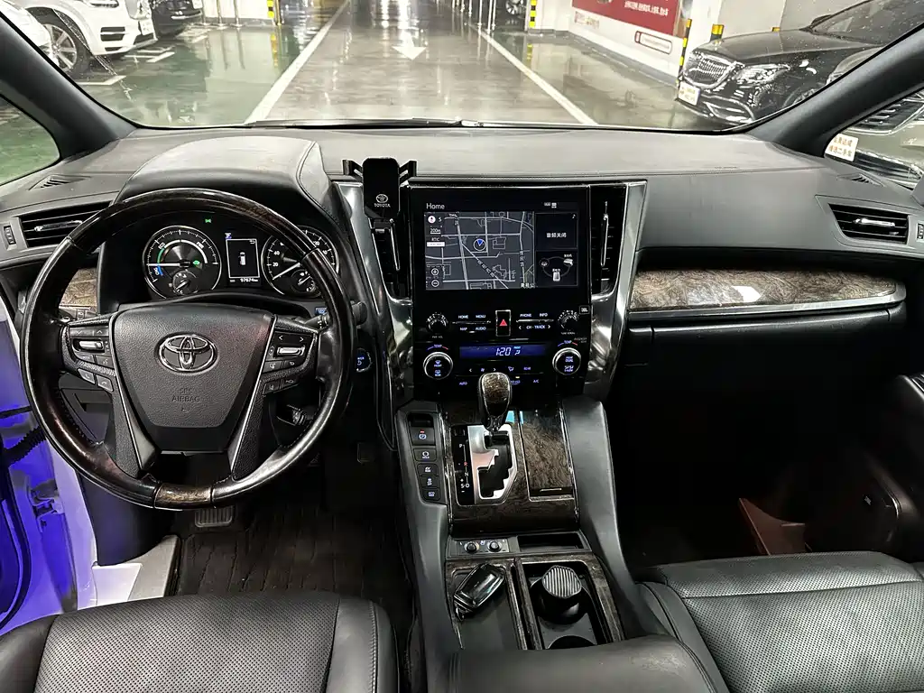 Toyota Alphard — фото 14