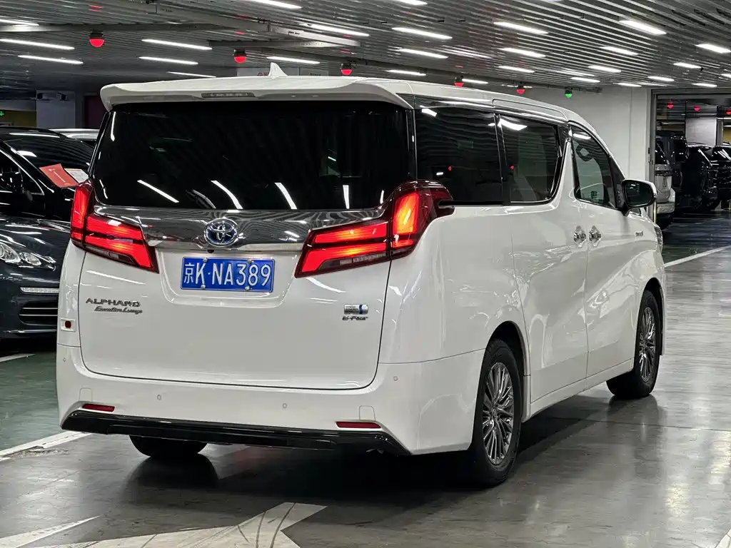 Toyota Alphard — фото 4