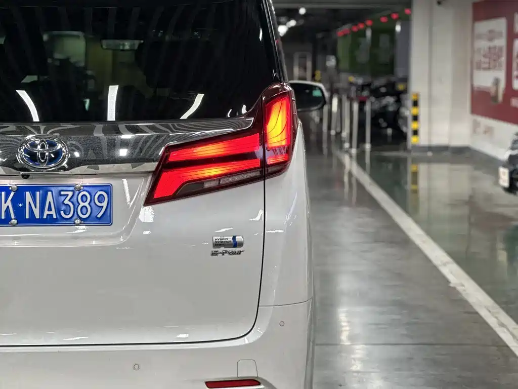 Toyota Alphard — фото 7