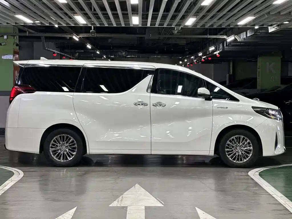 Toyota Alphard — фото 9