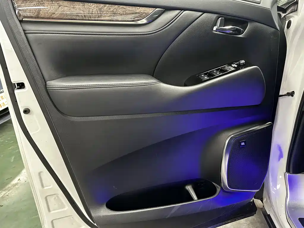 Toyota Alphard — фото 10