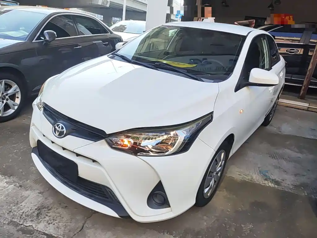 Toyota Yaris L — фото 2