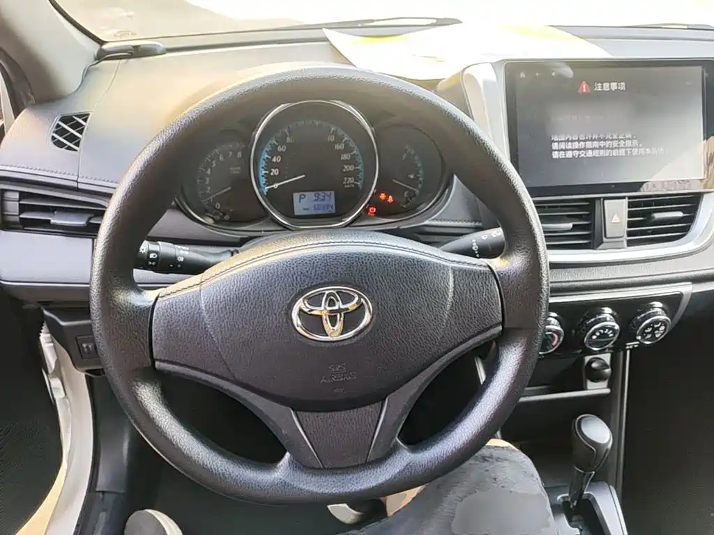 Toyota Yaris L — фото 11