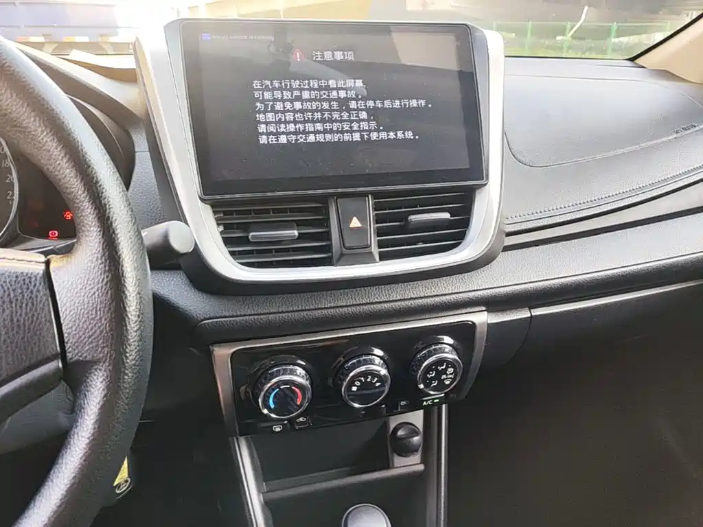 Toyota Yaris L — фото 13