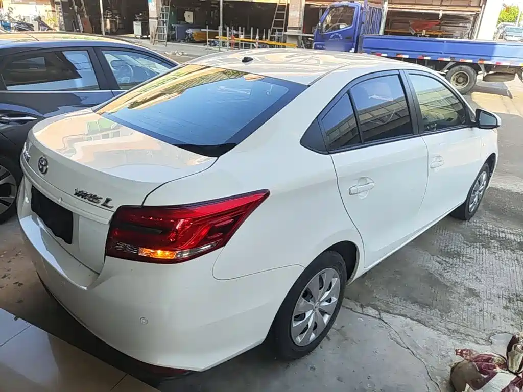 Toyota Yaris L — фото 7