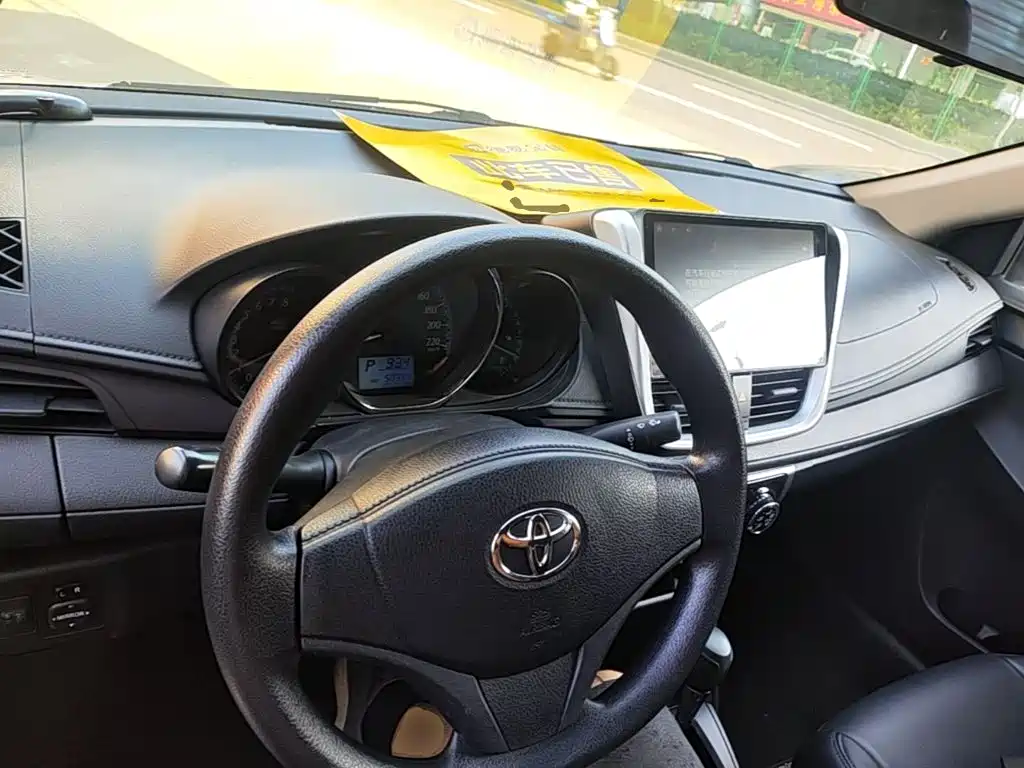 Toyota Yaris L — фото 10