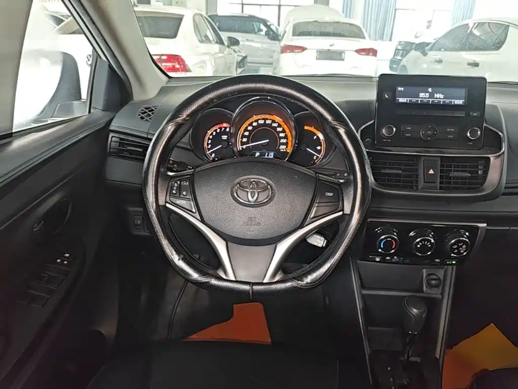 Toyota Yaris L — фото 11
