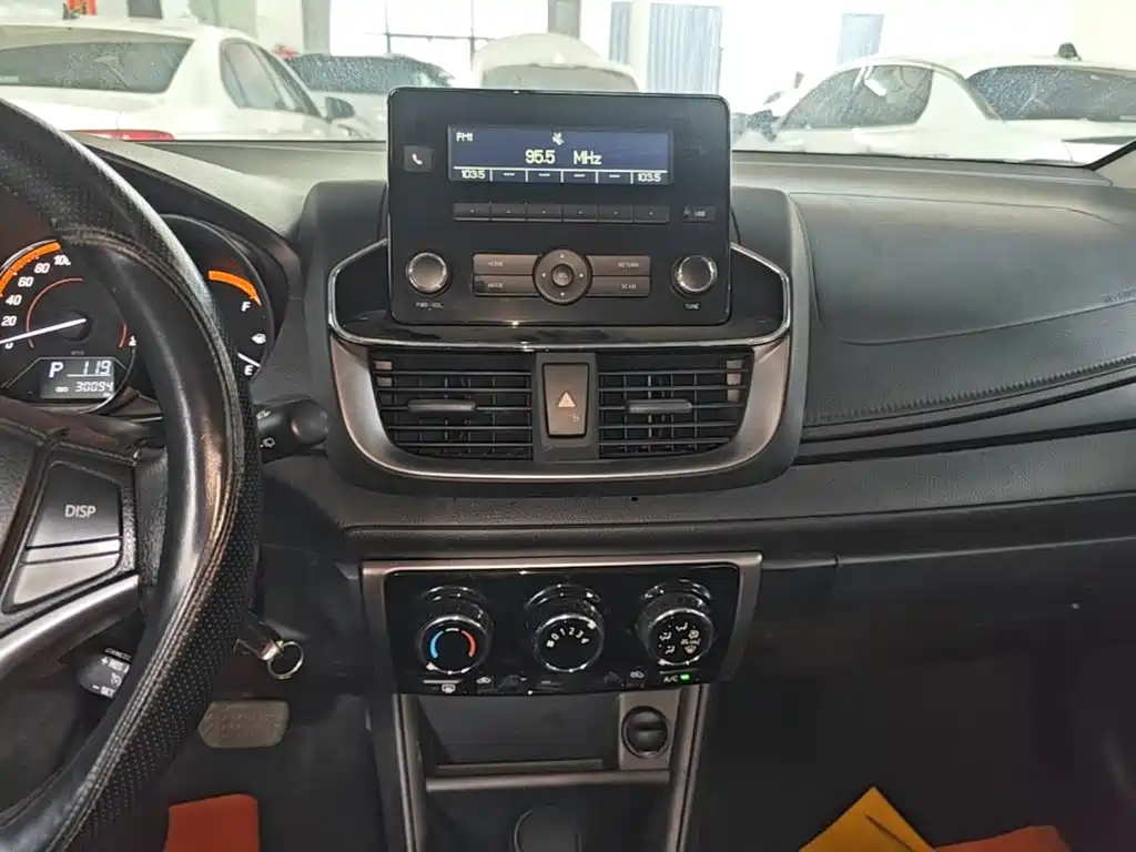 Toyota Yaris L — фото 13