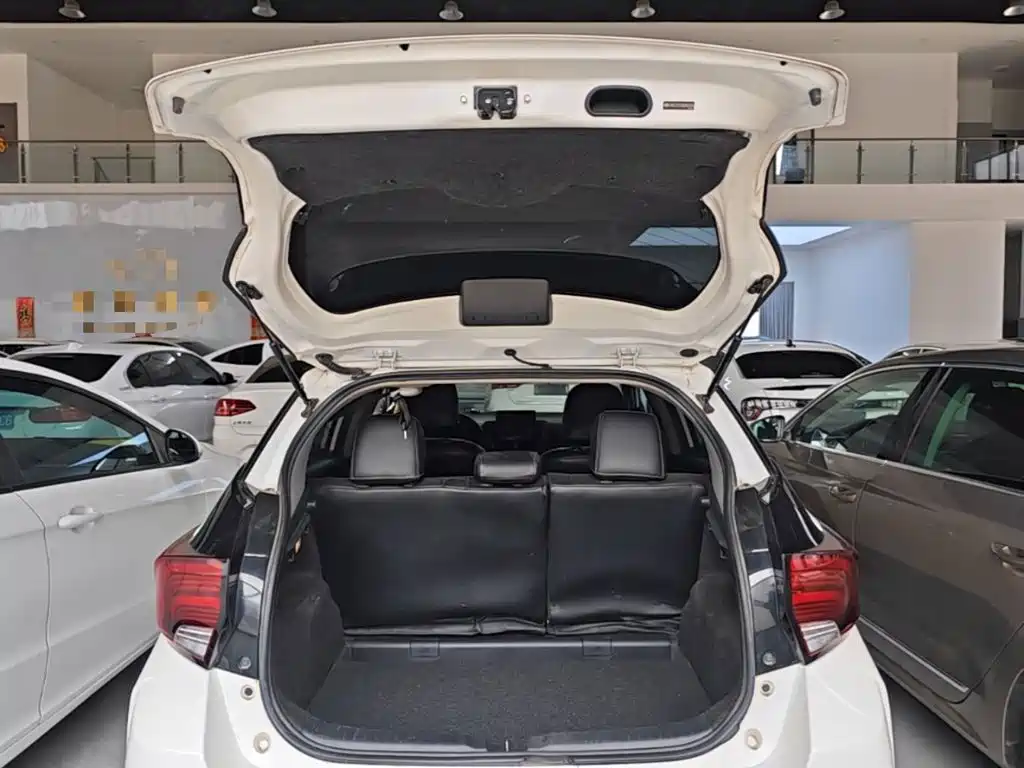 Toyota Yaris L — фото 19