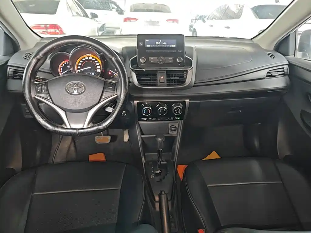 Toyota Yaris L — фото 10