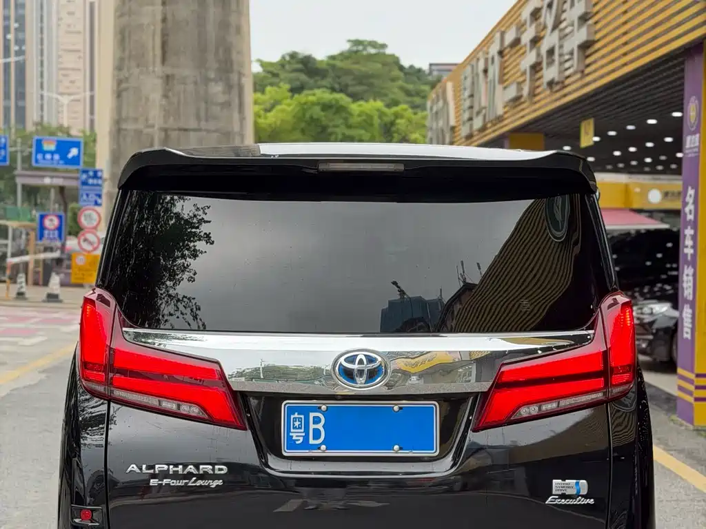 Toyota Vellfire — фото 3