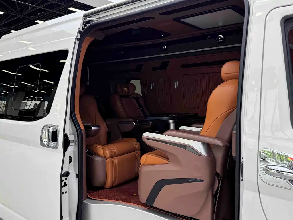 Toyota Hiace — фото 11