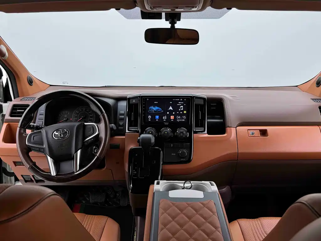 Toyota Hiace — фото 15