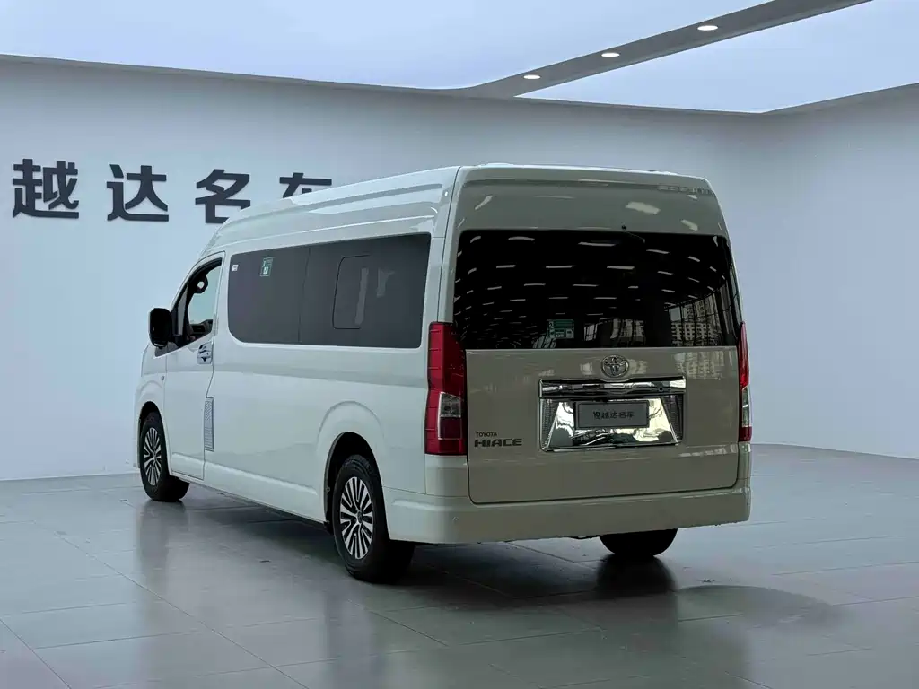 Toyota Hiace — фото 20
