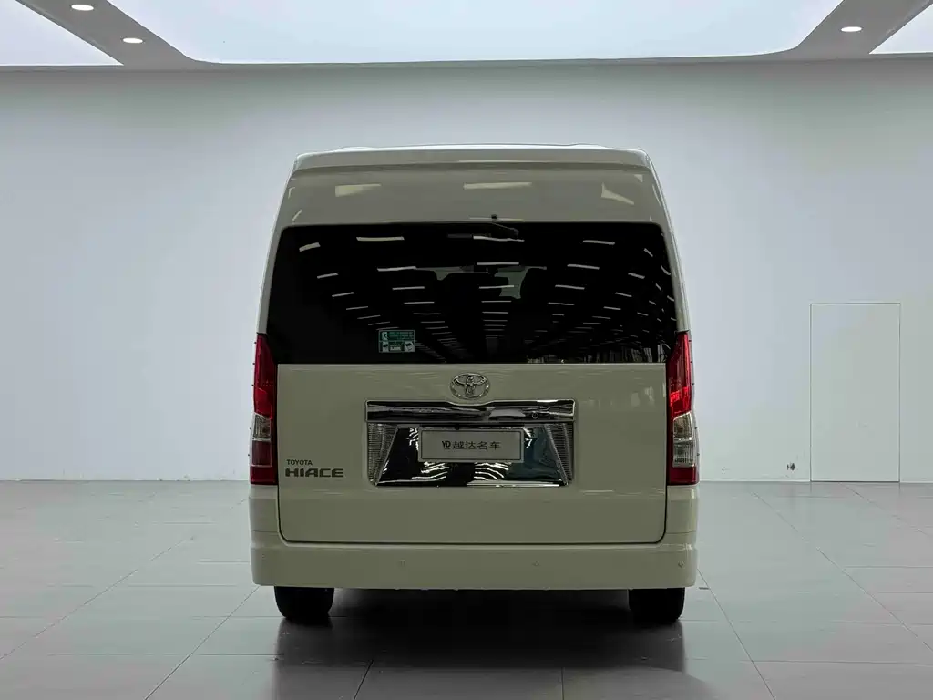 Toyota Hiace — фото 21