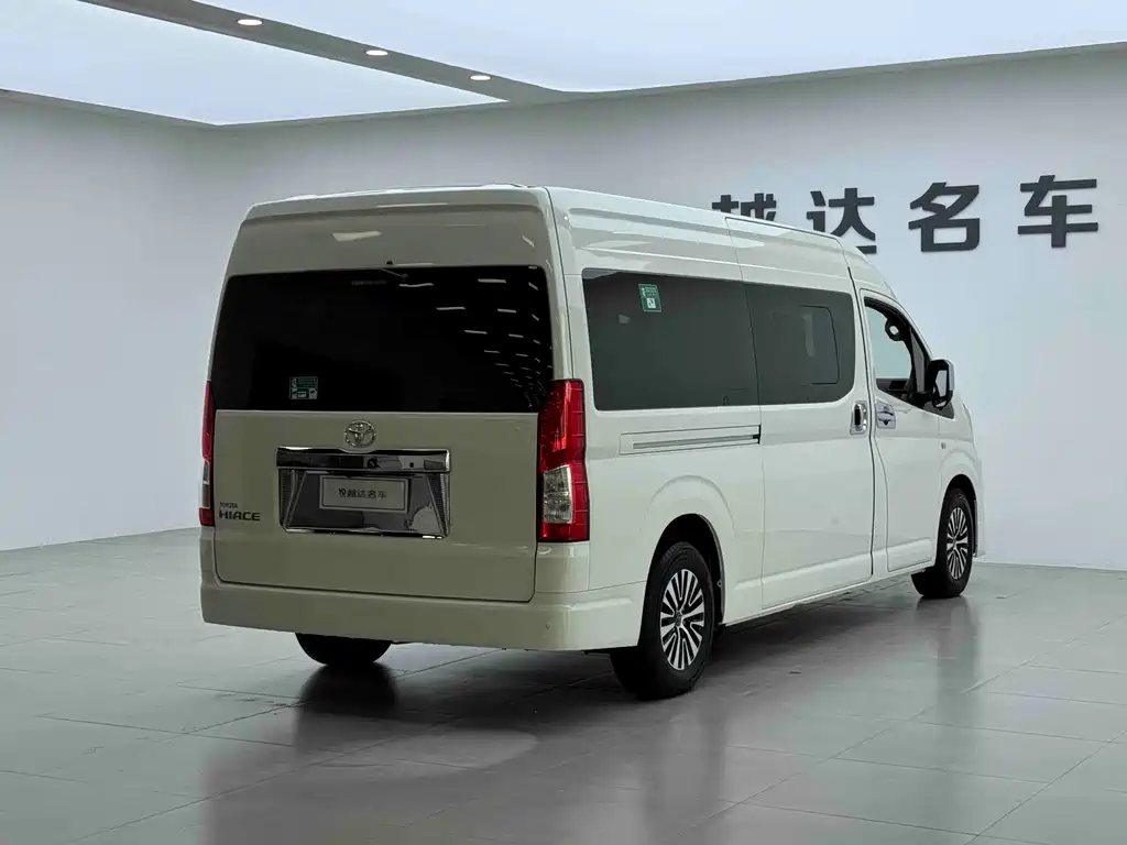 Toyota Hiace — фото 22
