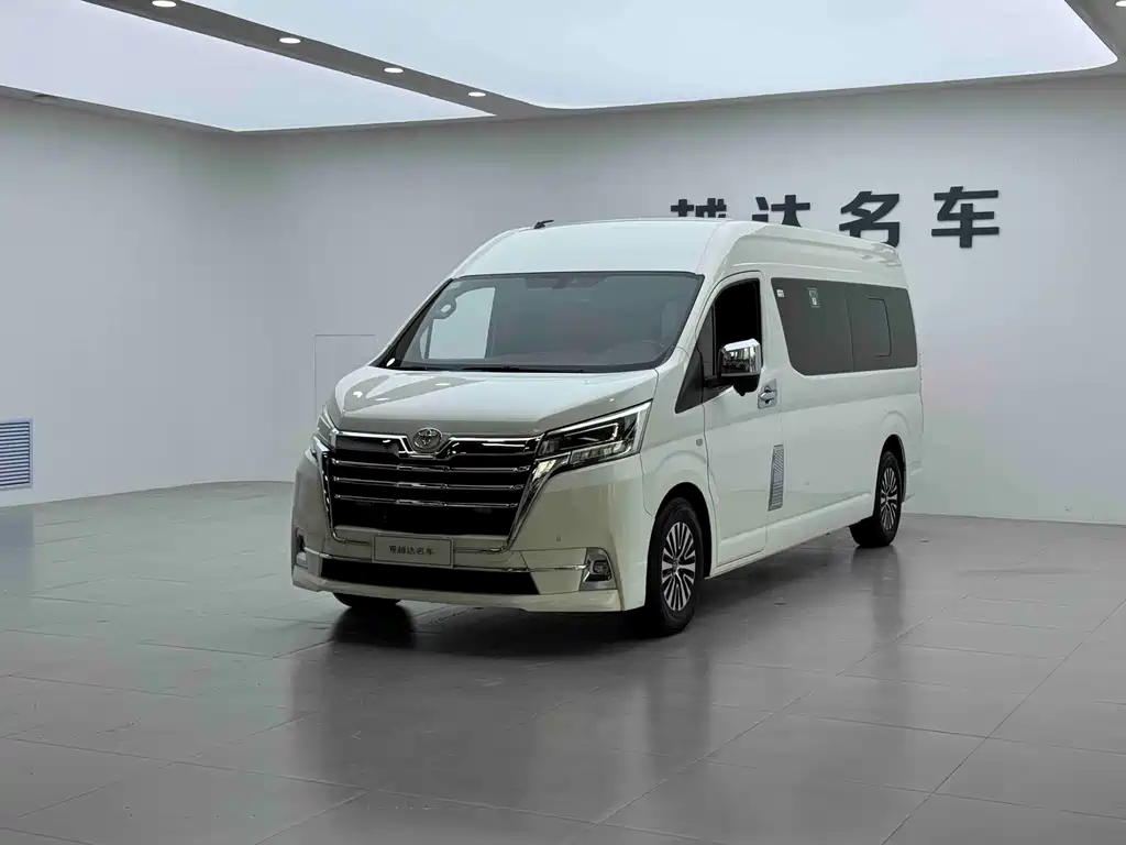 Toyota Hiace — фото 4