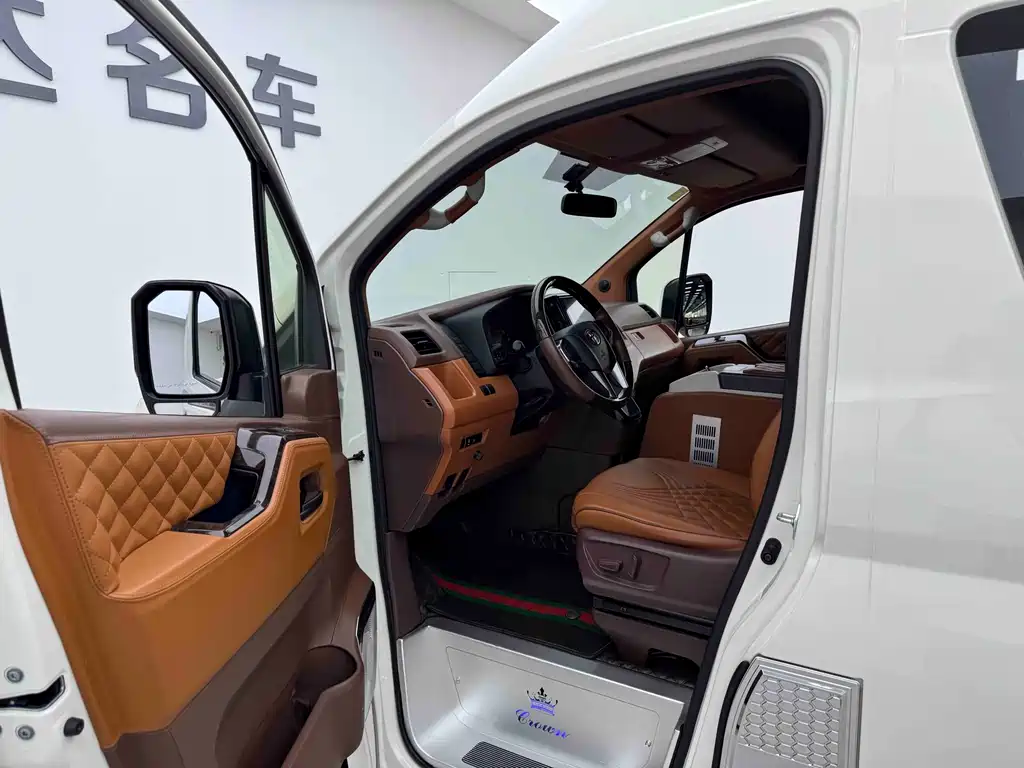 Toyota Hiace — фото 7