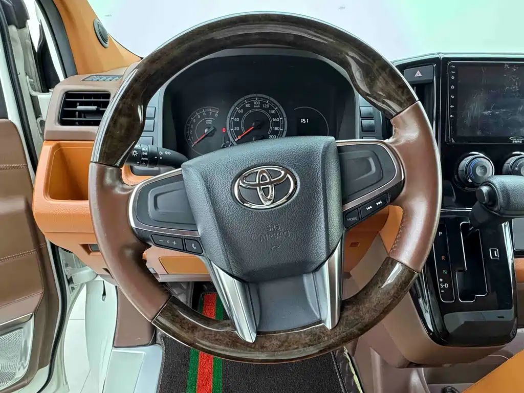Toyota Hiace — фото 8