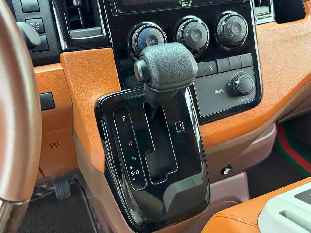Toyota Hiace — фото 9