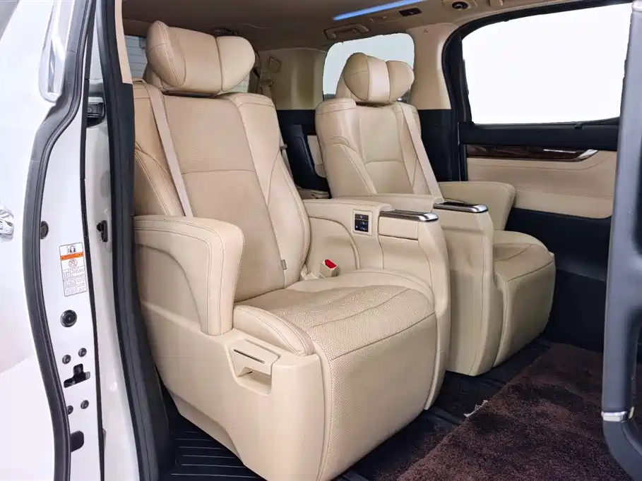 Toyota Alphard — фото 11