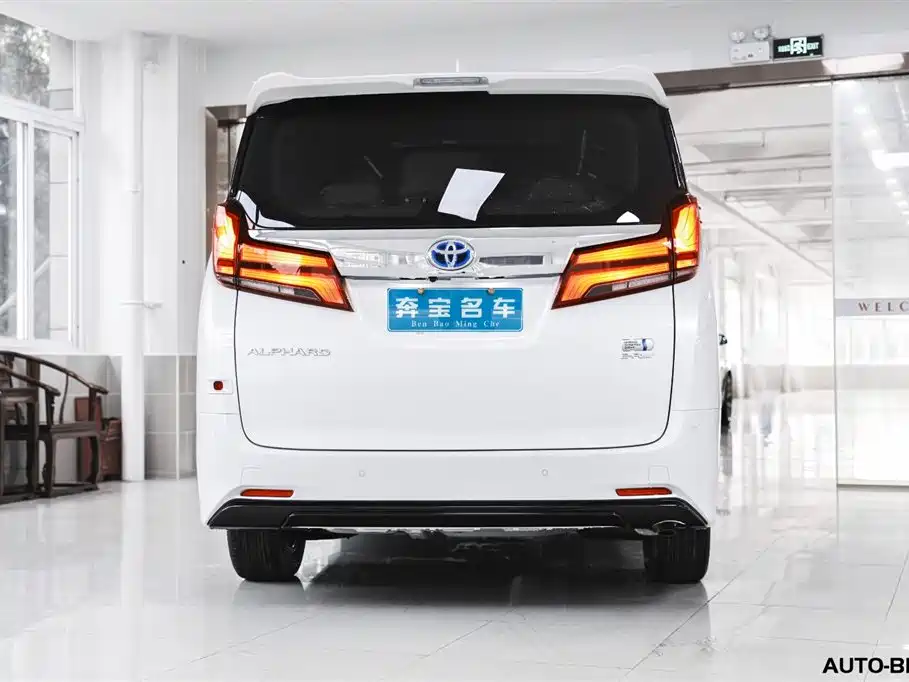 Toyota Alphard — фото 4