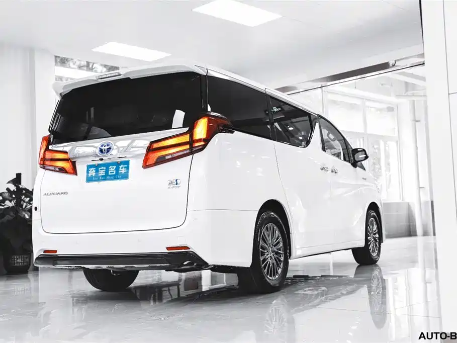 Toyota Alphard — фото 5