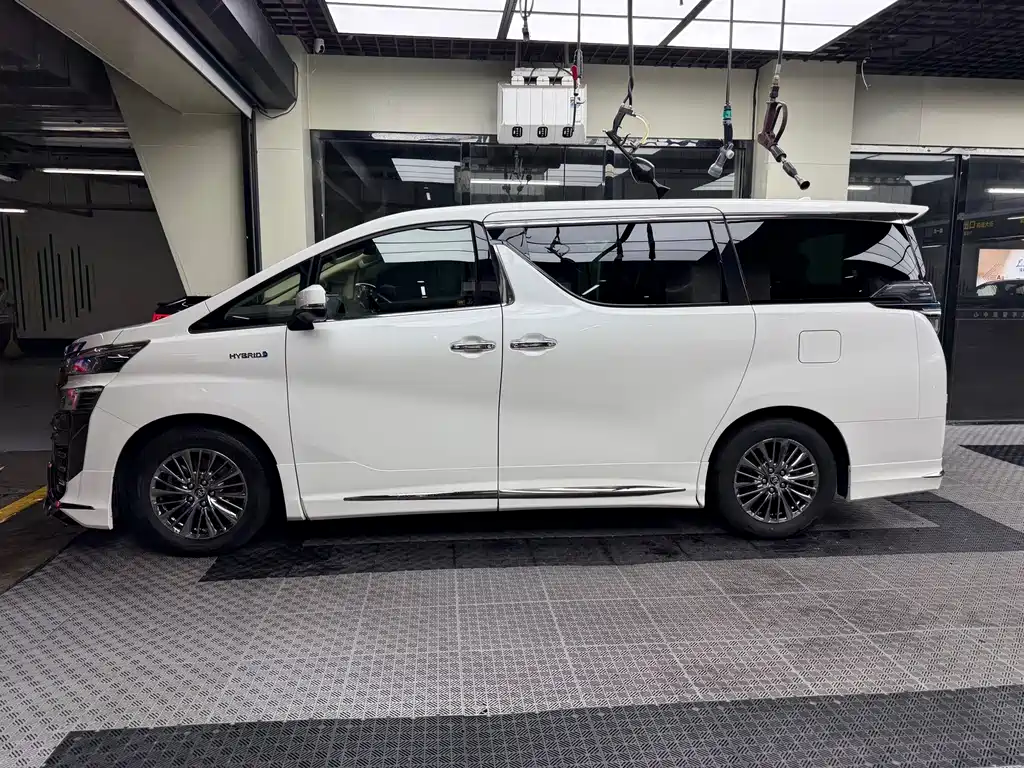 Toyota Vellfire — фото 2
