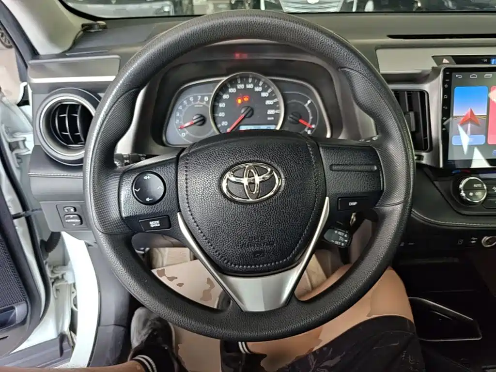 Toyota RAV4 — фото 11