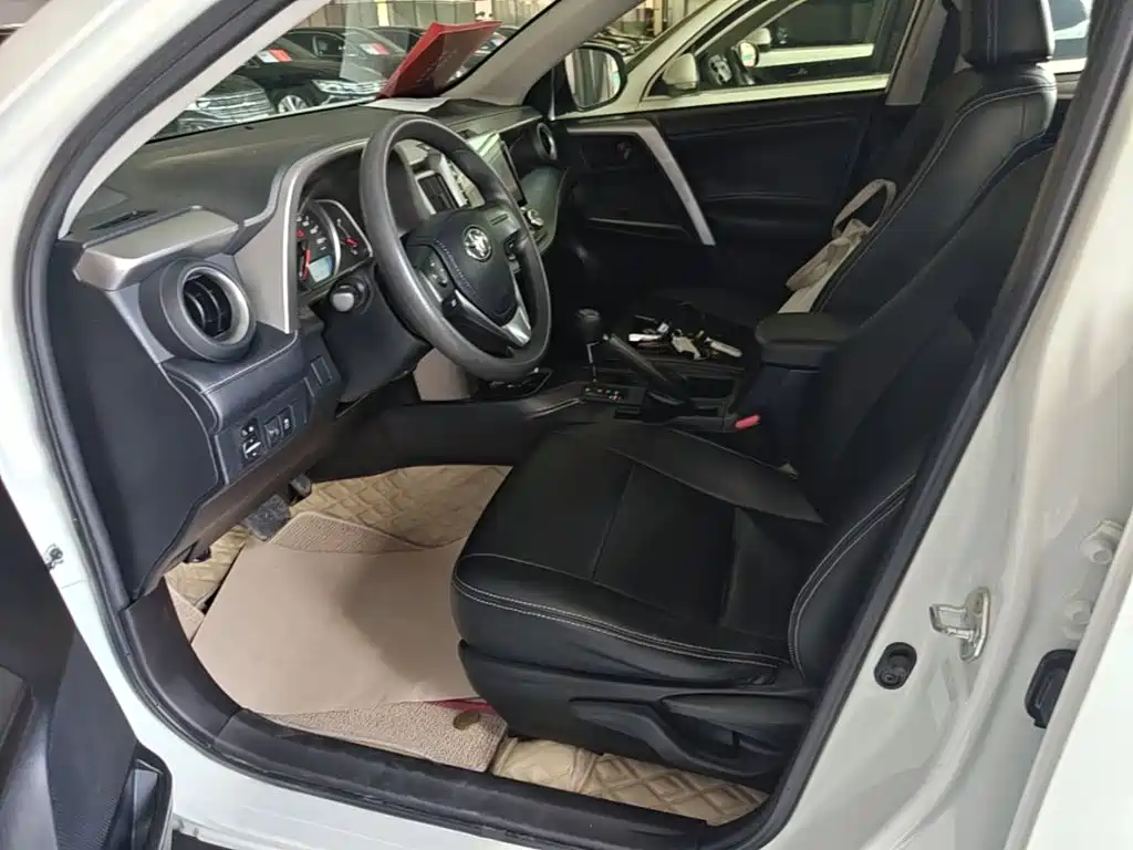 Toyota RAV4 — фото 15