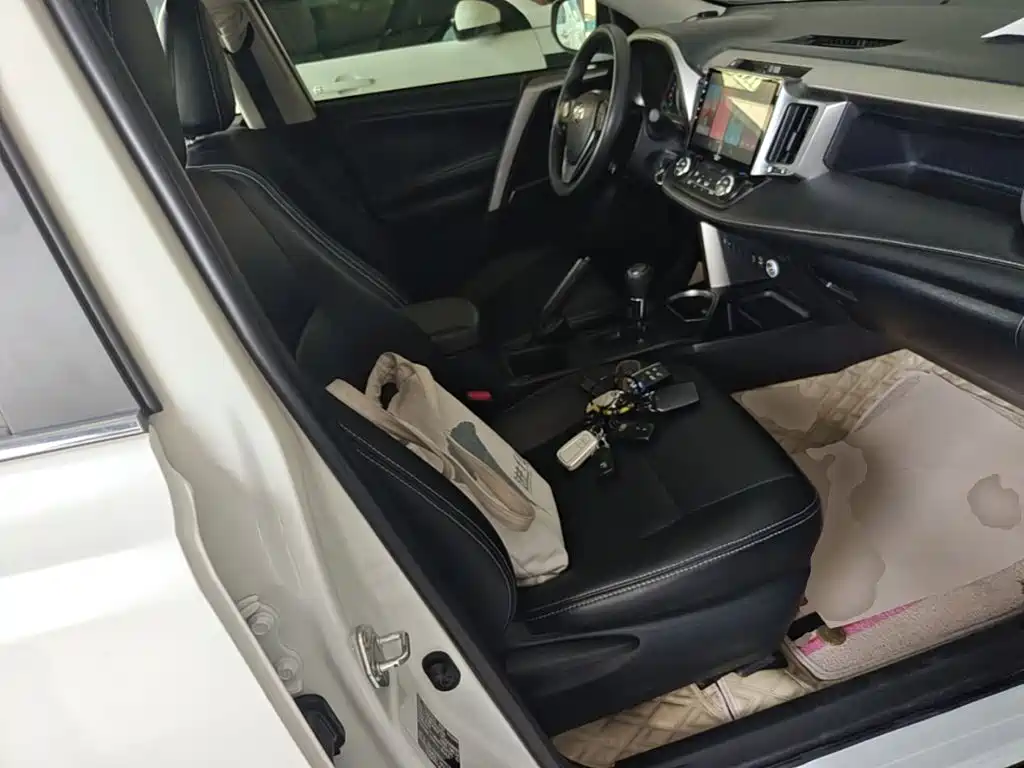 Toyota RAV4 — фото 25