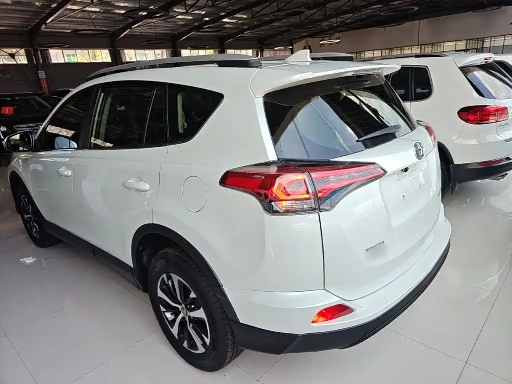 Toyota RAV4 — фото 5