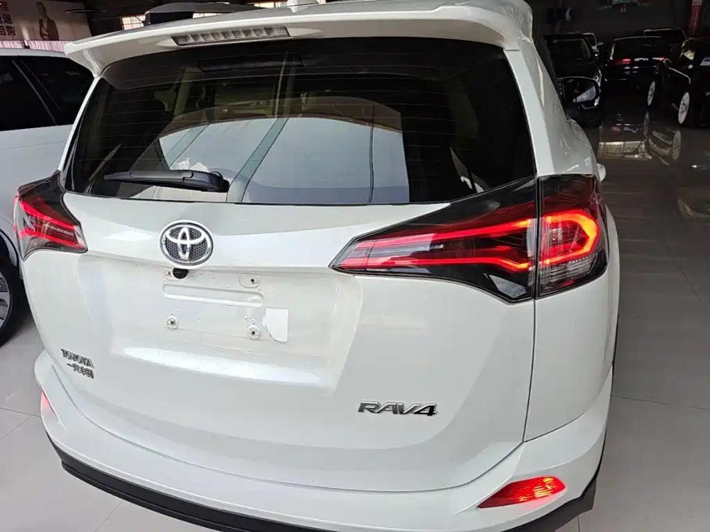 Toyota RAV4 — фото 6