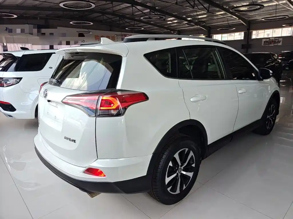 Toyota RAV4 — фото 7