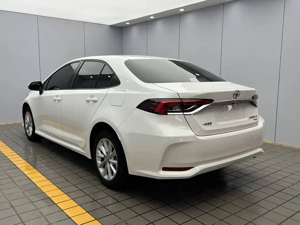 Toyota Corolla — фото 4