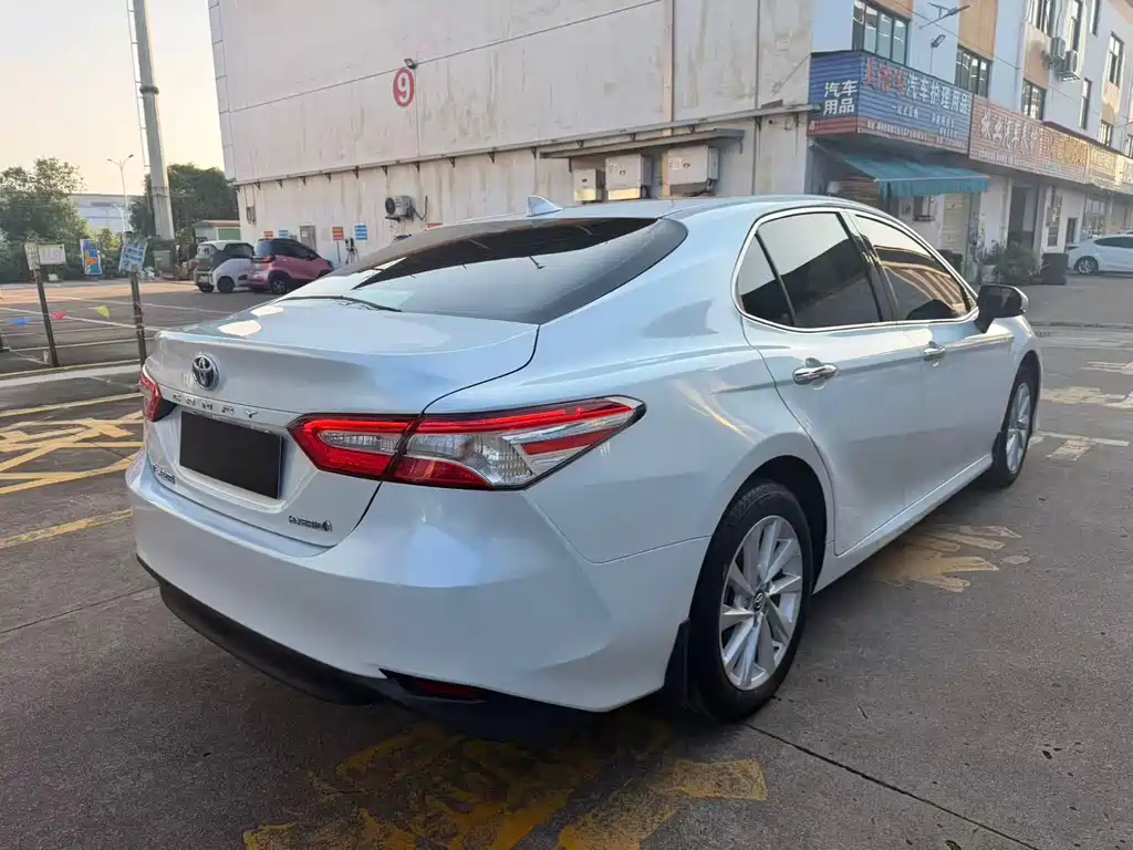 Toyota Camry — фото 9