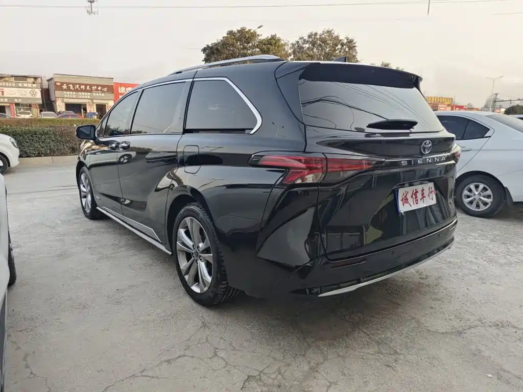 Toyota Sienna — фото 5
