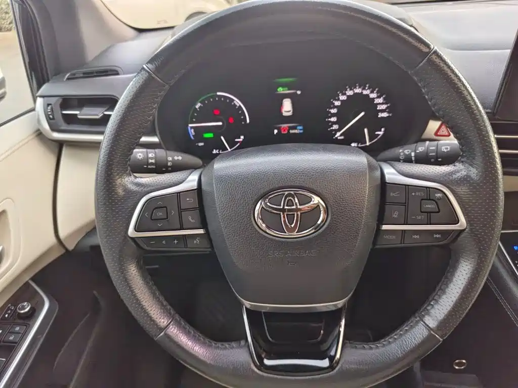 Toyota Sienna — фото 9
