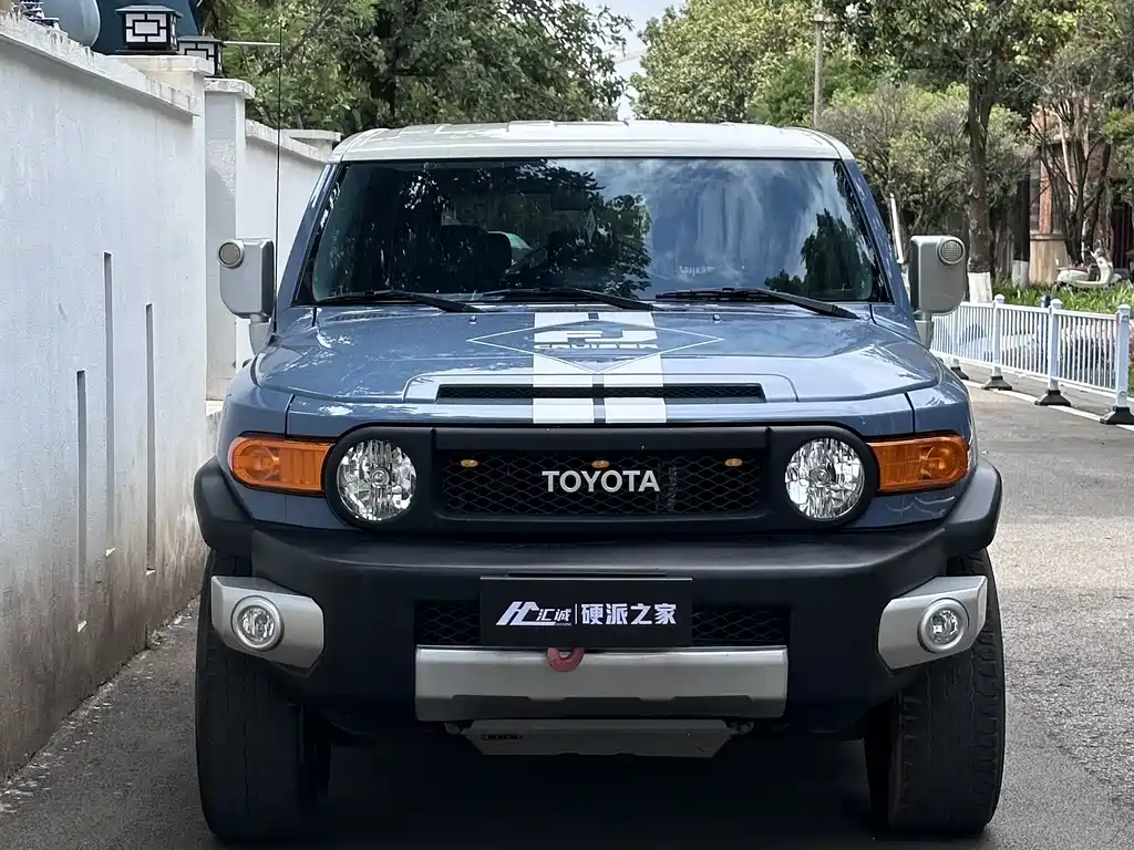 Toyota FJ Cruiser — фото 2
