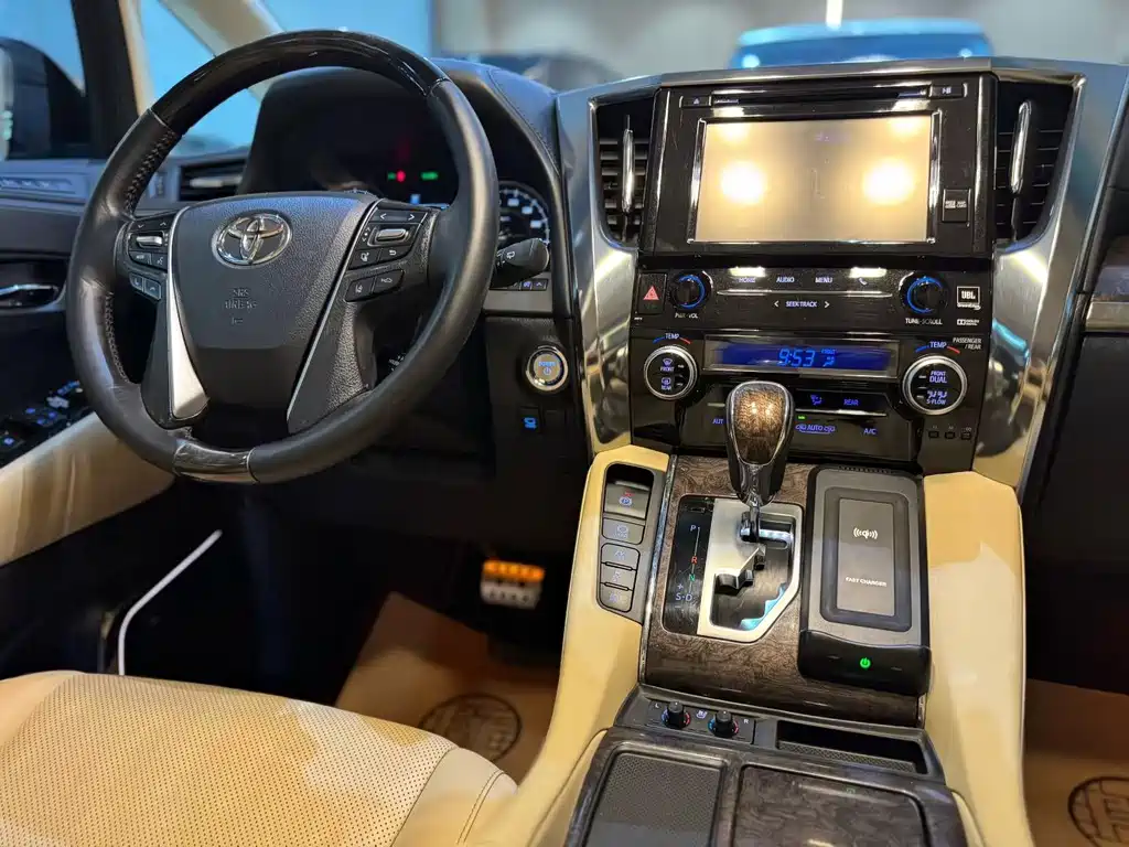 Toyota Vellfire — фото 4
