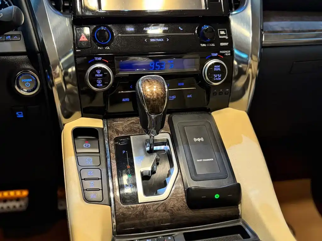 Toyota Vellfire — фото 6