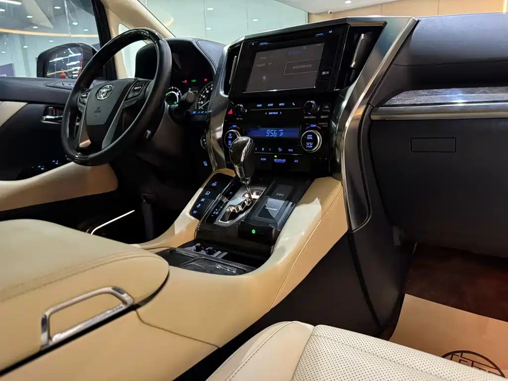 Toyota Vellfire — фото 7